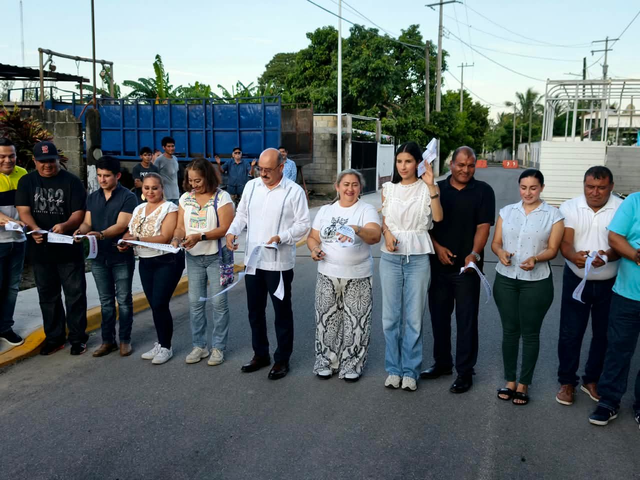 Alcalde de Úrsulo Galván entrega guarniciones y banquetas en Barra de Chachalacas