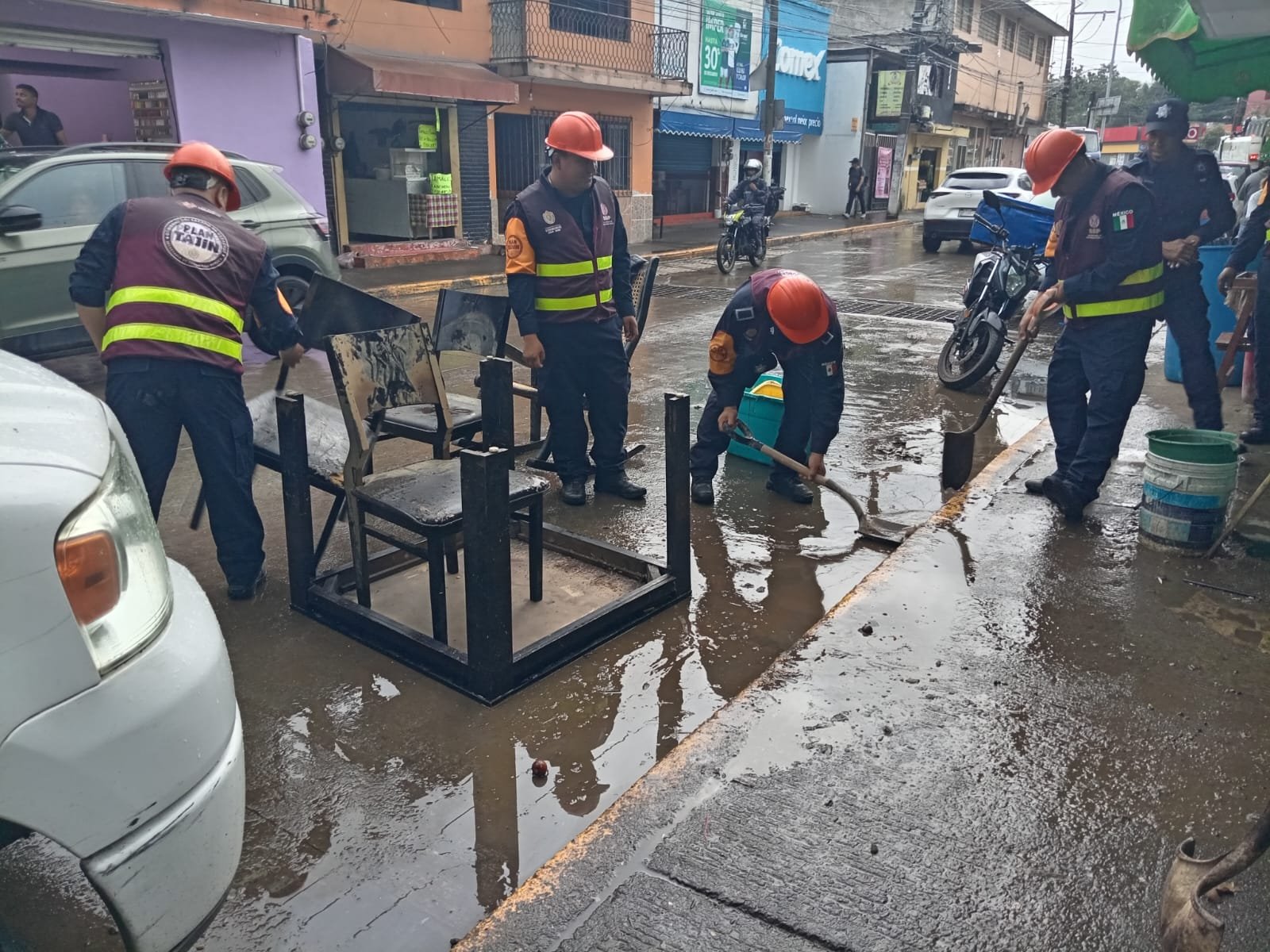 Continúan labores de limpieza y evaluación de daños tras lluvias en Xalapa, Tlalnelhuayocan, Banderilla y Tlaltetela