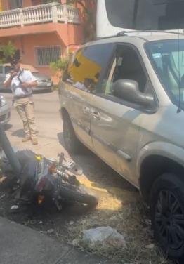 Adulto mayor pierde el control y choca contra motocicletas en el centro de Cardel