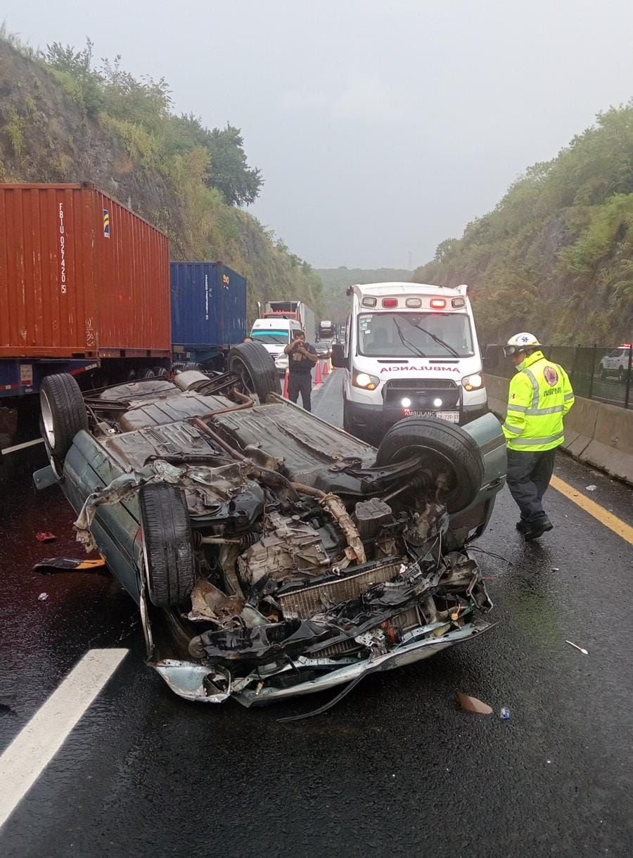 Aparatosa volcadura en carretera Veracruz-Xalapa deja 5 lesionados, 2 de ellos menores de edad