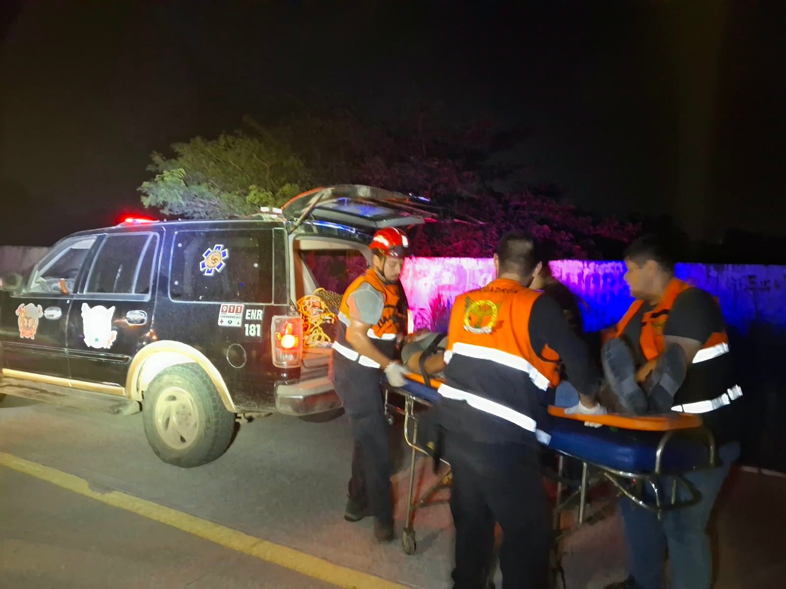 Adulto mayor de sale de la carretera Paso del Bobo Carretera 180 en Úrsulo Galván