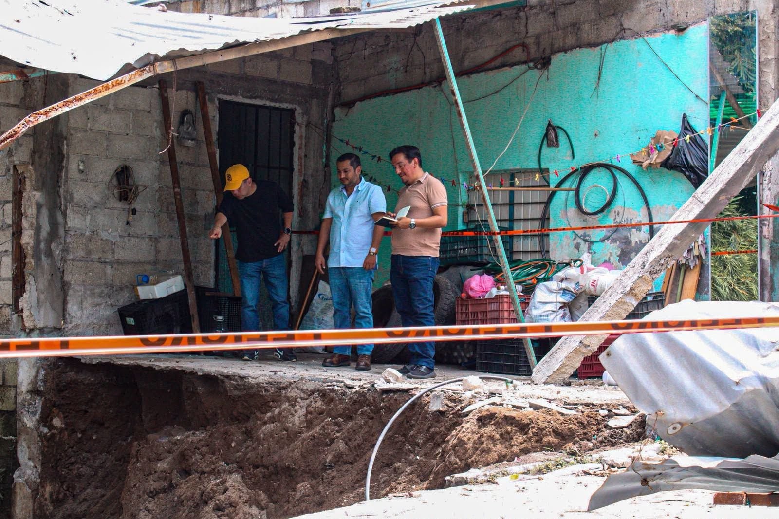 Ayuntamiento de La Antigua auxilia a familia de Colonia Turbina en Cardel por derrumbe de su casa