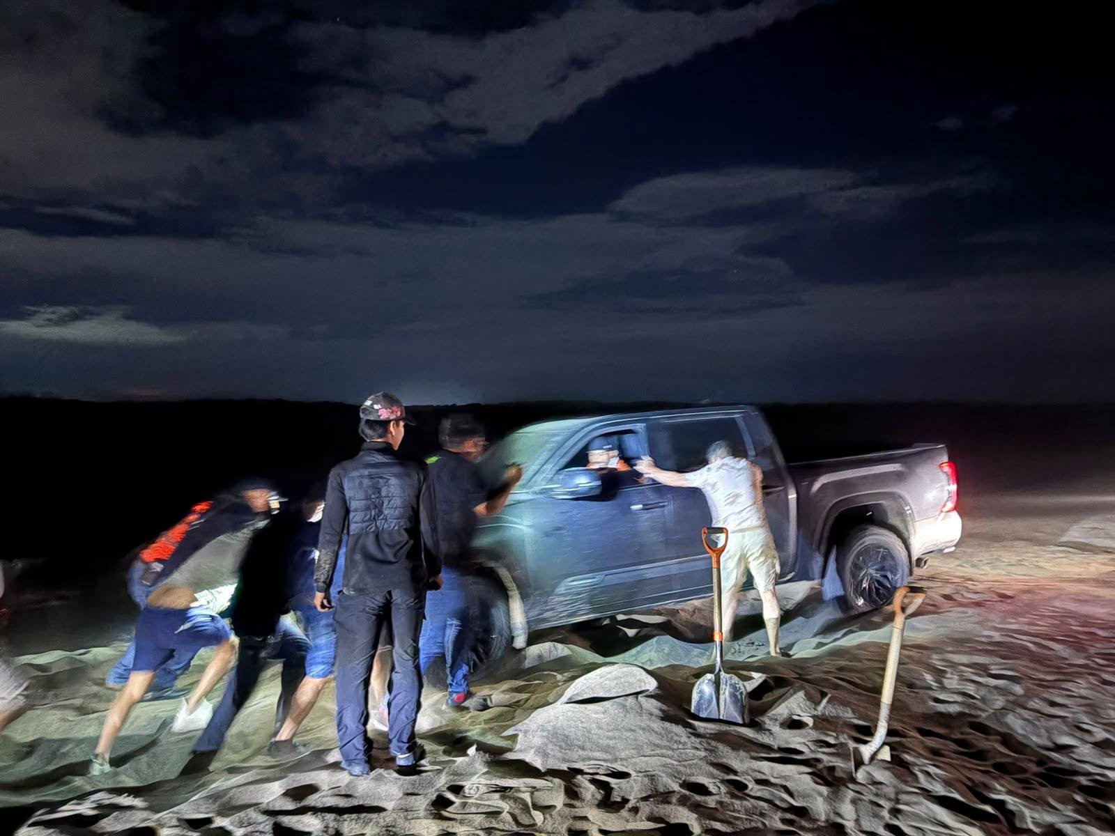 PC Úrsulo Galván y SSP rescatan a turistas atascados en dunas de Chachalacas