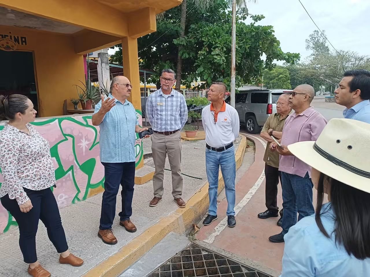 Alcalde de Úrsulo Galván atiende problemática de alcantarillado pluvial en Playa de Chachalacas