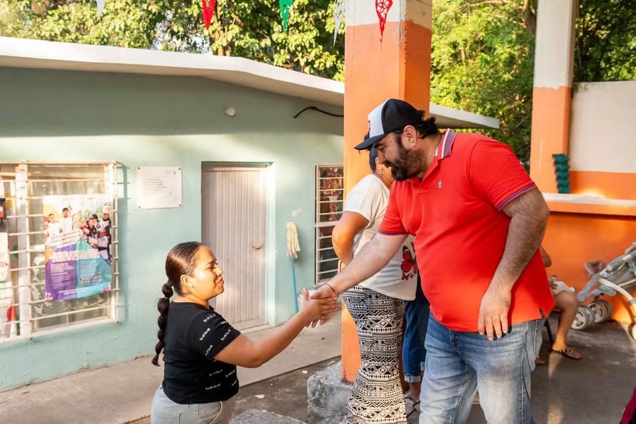 Alcalde Uriel Peralta continúa apoyando a la educación pasovejense