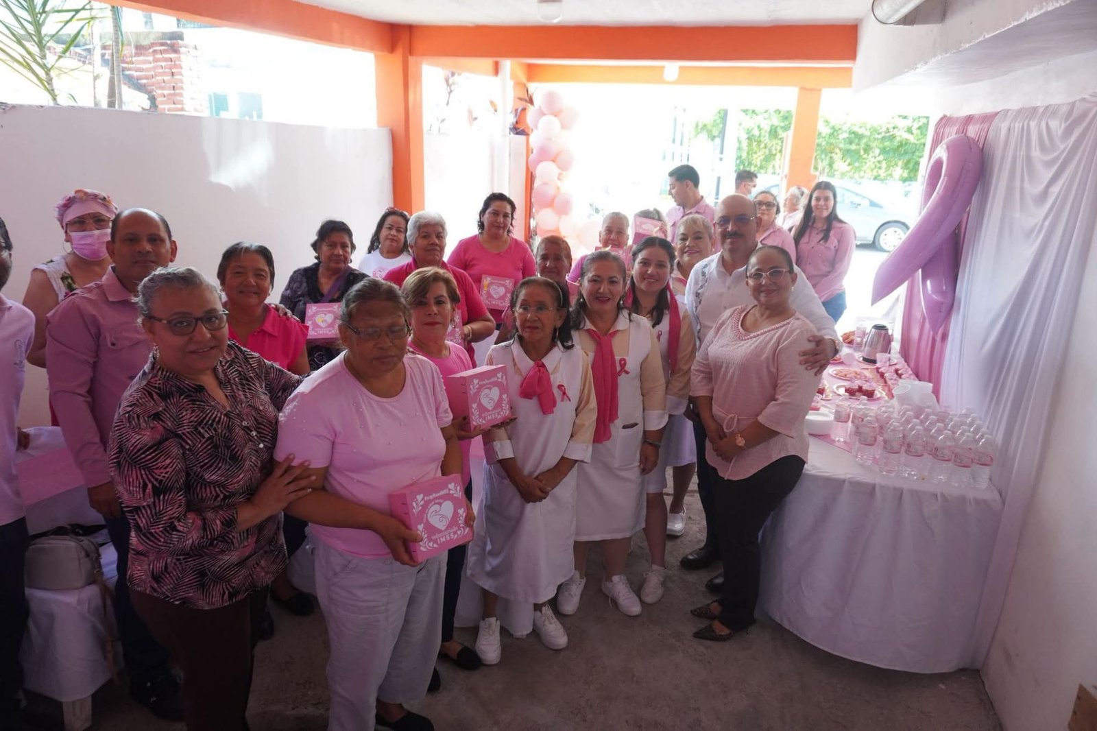 DIF Úrsulo Galván y damas del voluntariado IMSS entregan prótesis mamarias artesanales
