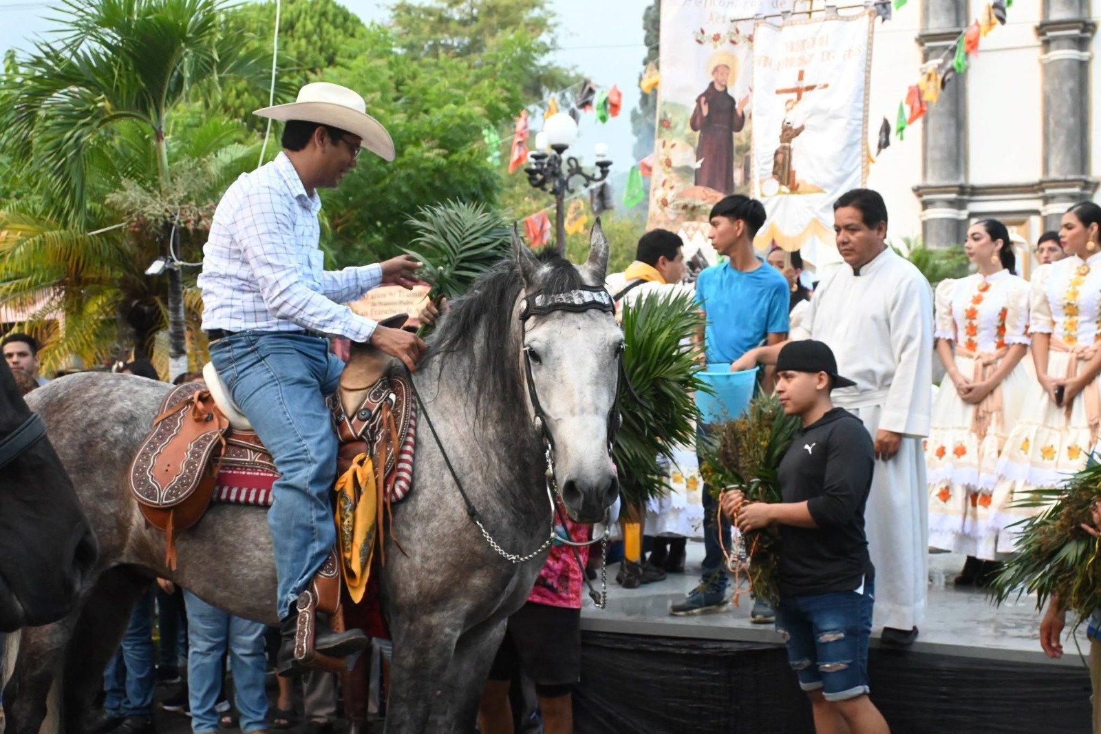 Encabeza Eduardo Utrera Cabalgata del Pericón en Actopan; fortalecen fe e identidad comunitaria