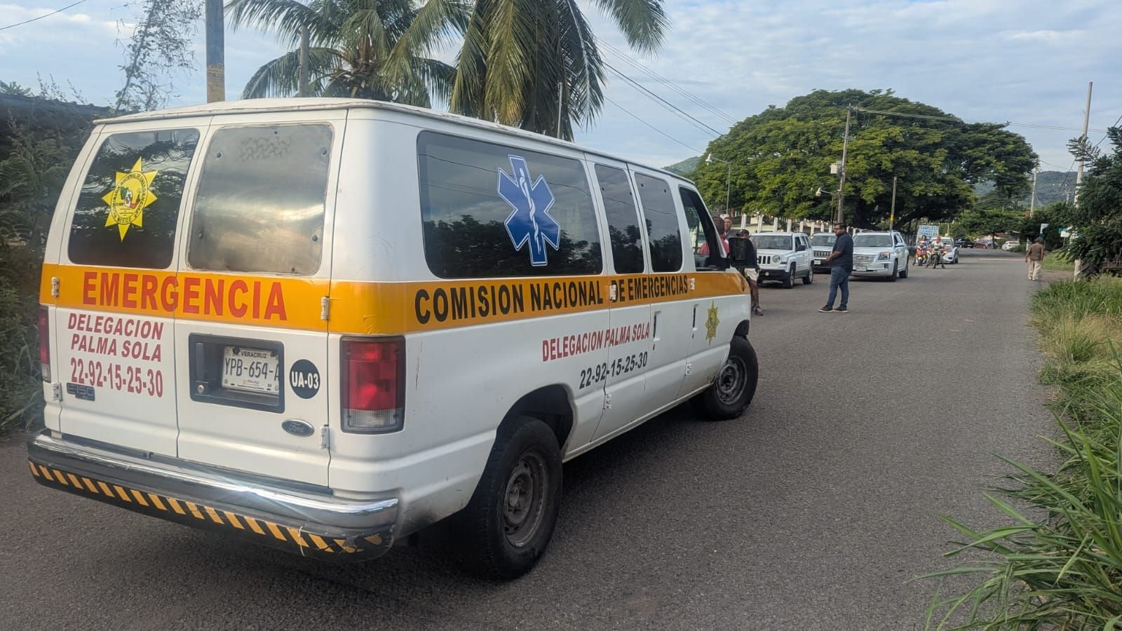 Trabajadora de CFE derrapa en moto sobre la entrada a Tinajitas