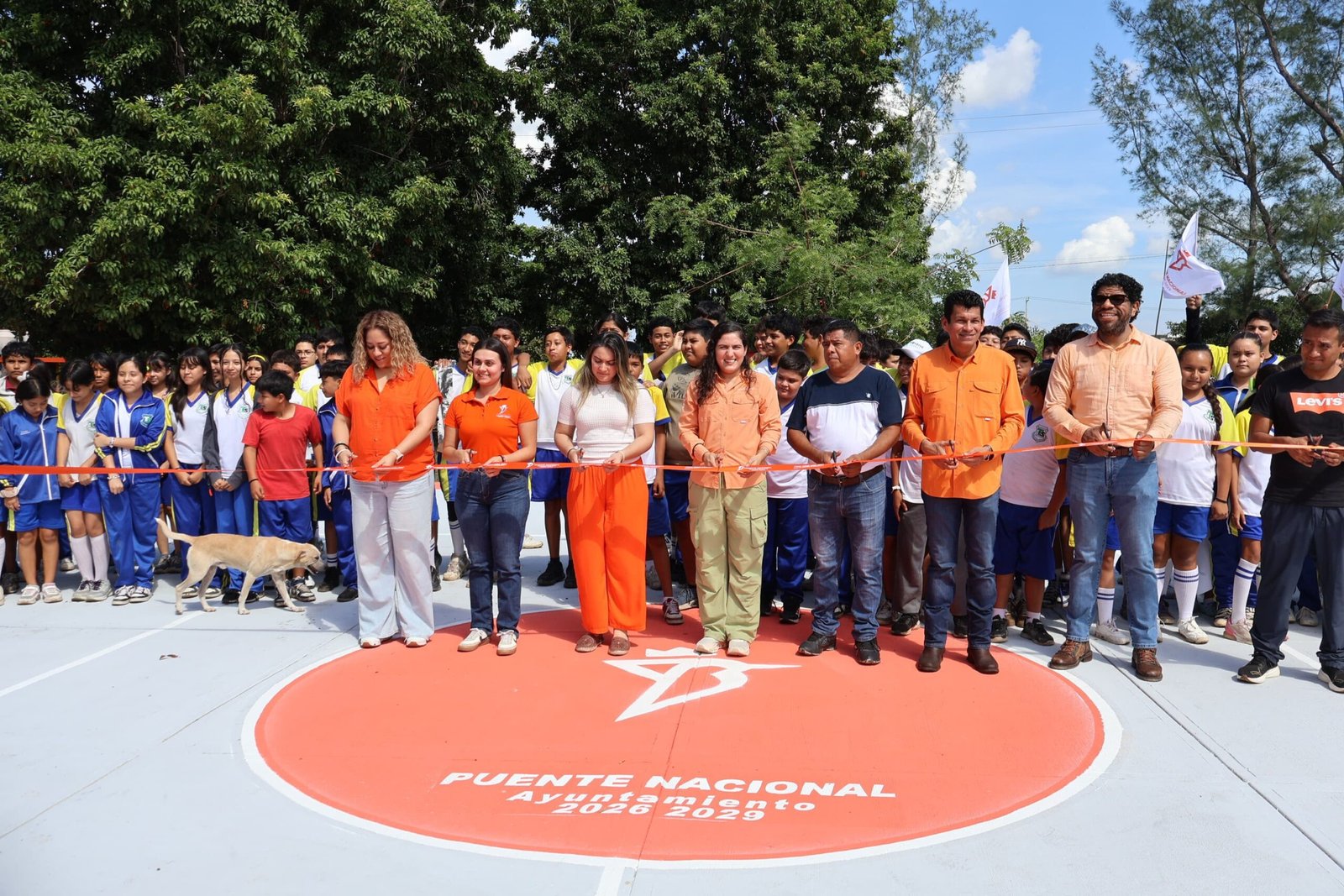 Bibi Báez inaugura rehabilitación de cancha en telesecundaria de Chichicaxtle