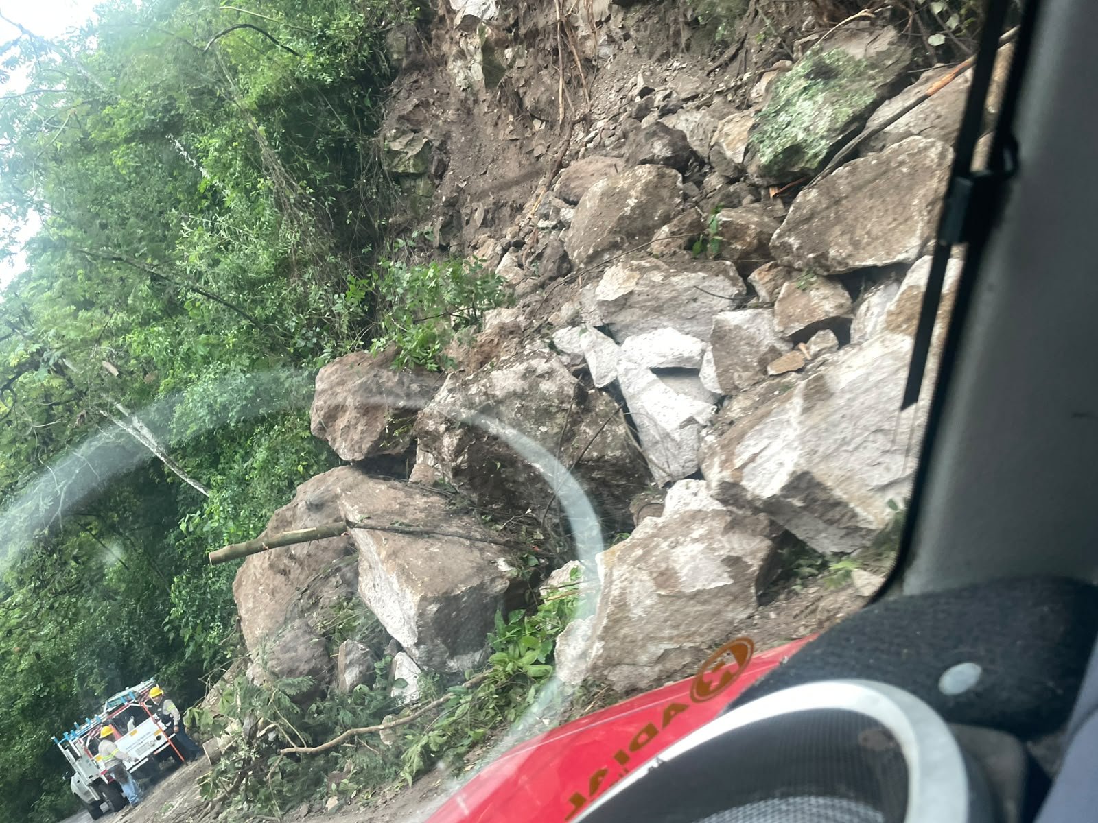 Otro deslave bloquea el tránsito vehicular en la carretera Xalapa-Huatusco, a la altura de Los Pescados