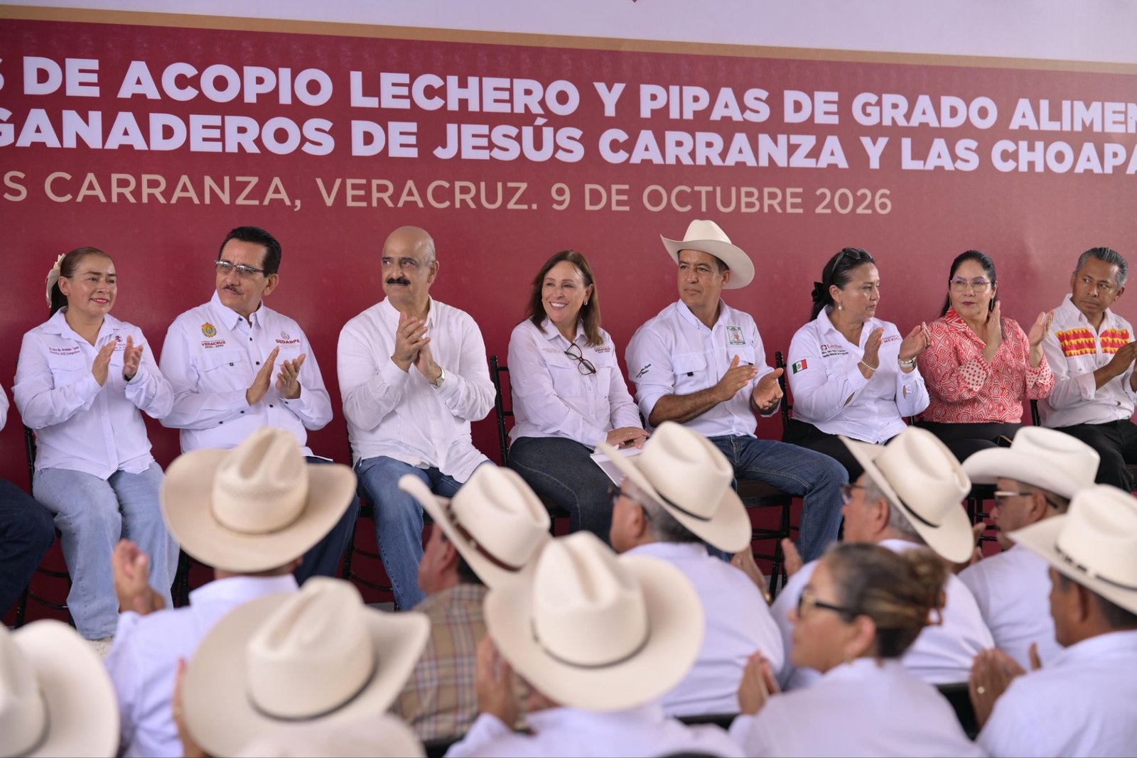Entrega Rocío Nahle dos centros de acopio lechero y pipas para productores del sur de Veracruz