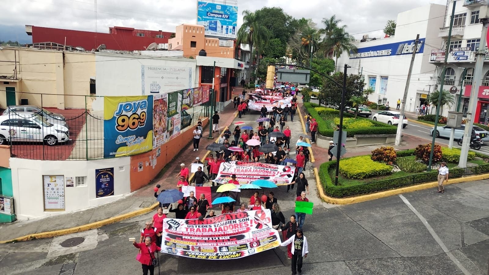 Trabajadores del IMSS marchan en Xalapa por aumento salarial, falta de medicamentos y mejores condiciones laborales