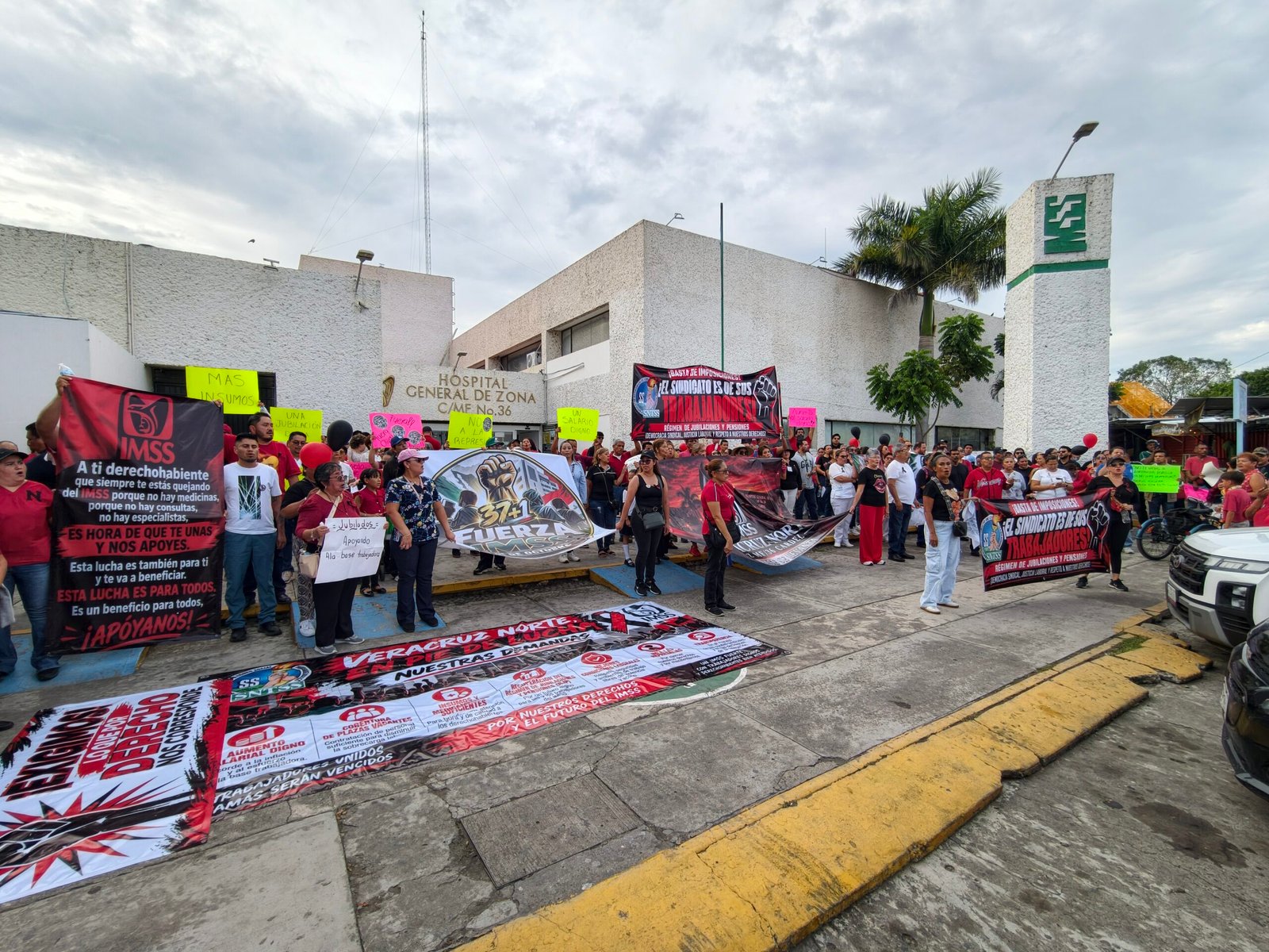 Cientos de trabajadores del IMSS marchan en Cardel por aumento salarial digno y desabasto de insumos