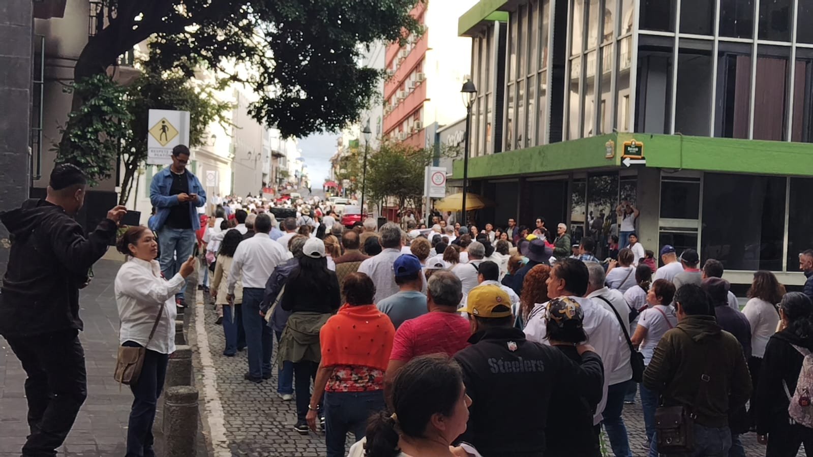 Marcha masiva en Xalapa de Trabajadores IMSS: exigen aumento salarial, más personal e insumos