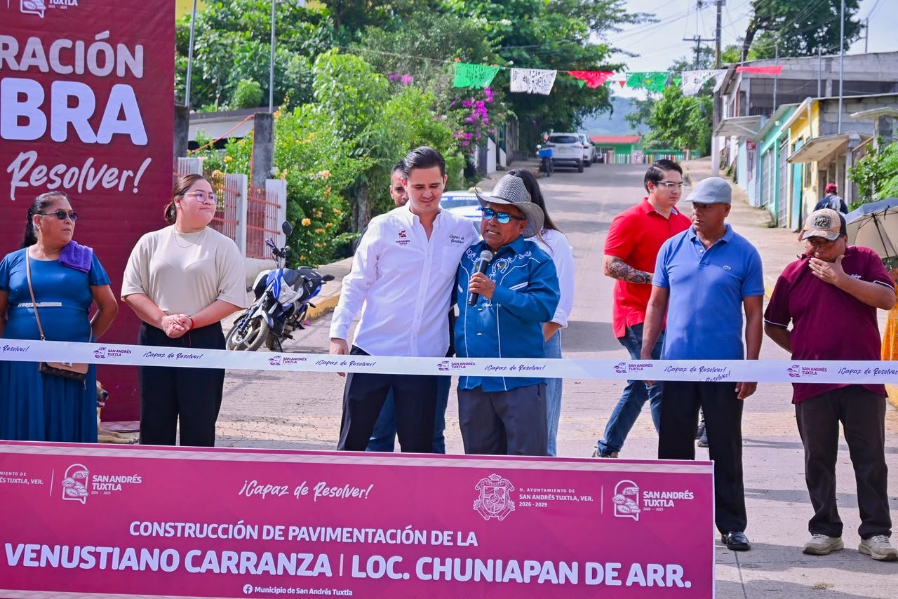 Inaugura alcalde Rafa Fararoni pavimentación de arteria principal en Chuniapan de Arriba