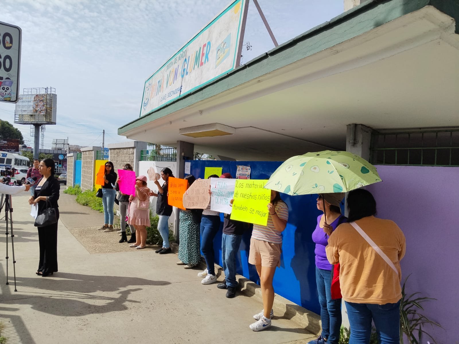 Se manifiestan padres de familia del Jardín de Niños Bertha Von Gluner de Xalapa