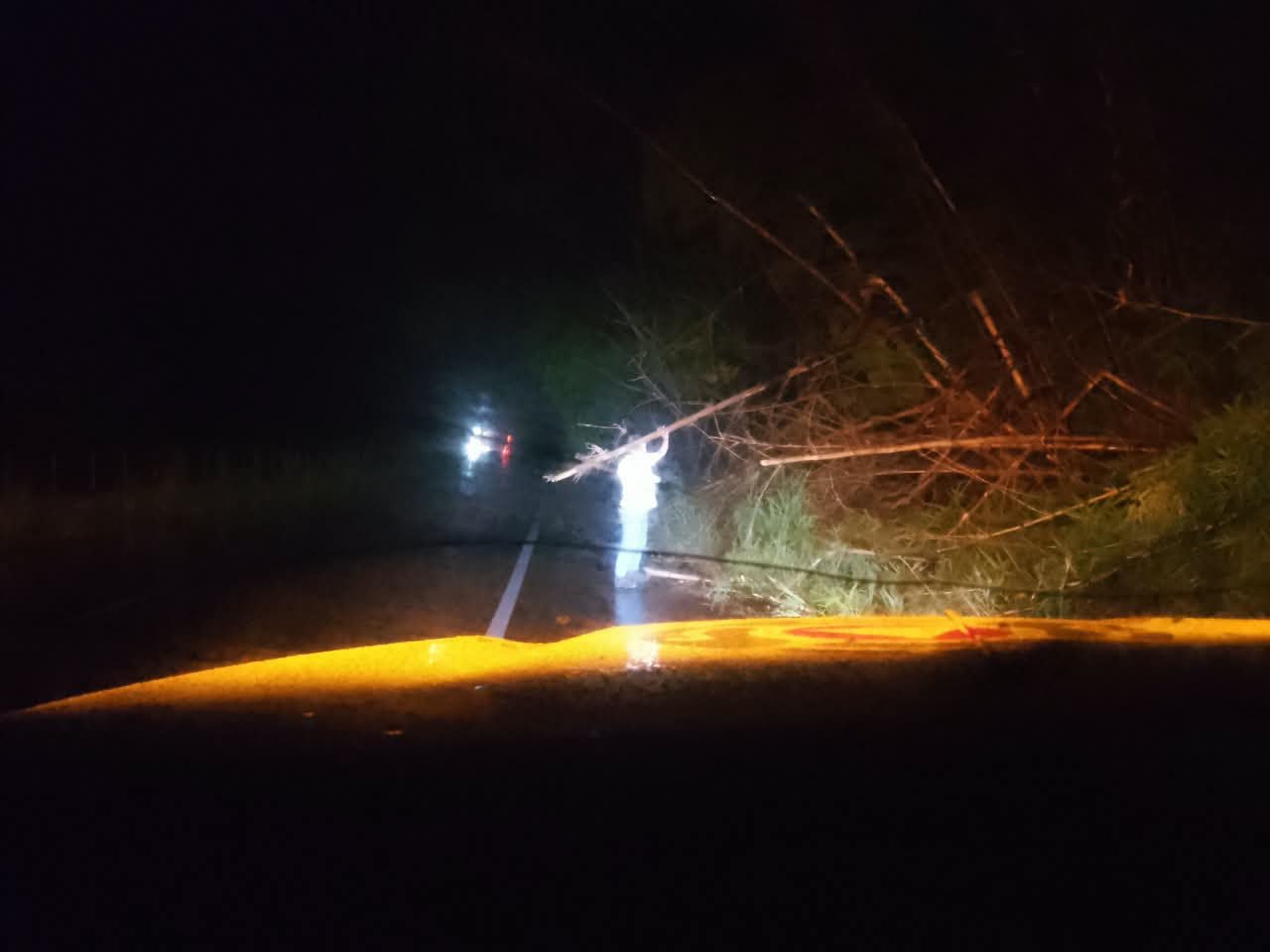 Caída de cables por norte deja sin luz a localidades de Actopan y Alto Lucero por más de 12 horas