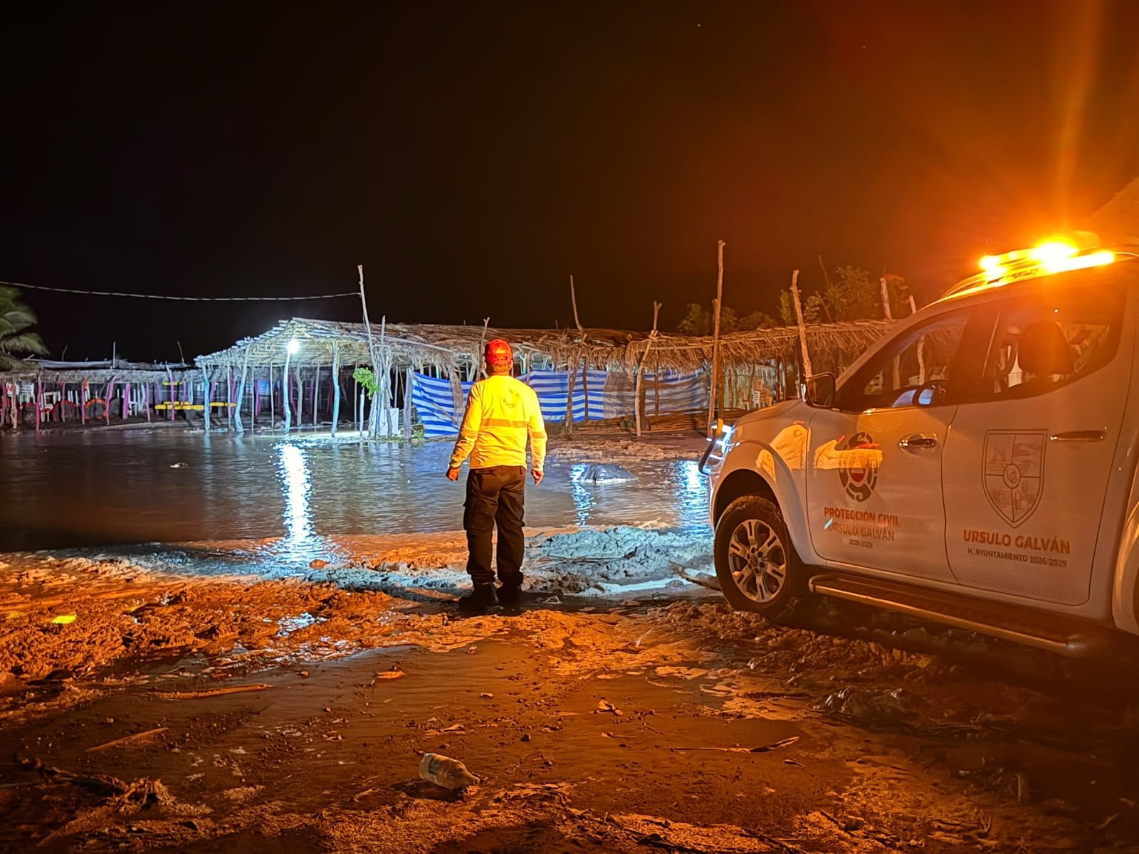 Protección civil Úrsulo Galván realiza monitoreo en la Playa de Chachalacas por oleaje elevado