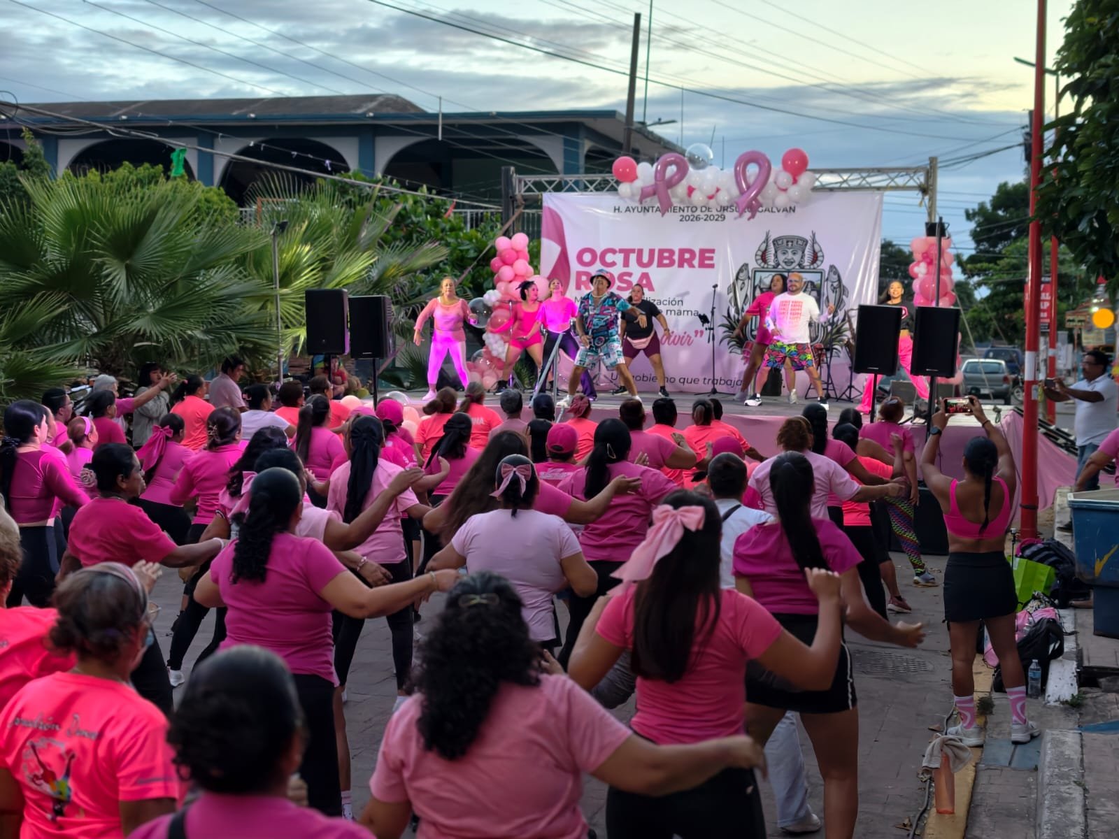 Decenas de mujeres Galvanenses participan en el Salsatón con motivo del Mes Rosa y el Día Internacional de la lucha contra el Cáncer de Mama