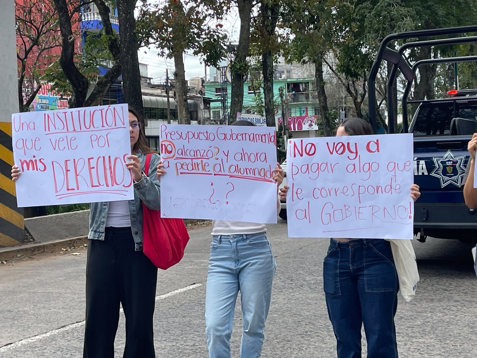 Estudiantes de la Normal Veracruzana se manifiestan y bloquean dos carriles de la Avenida Xalapa