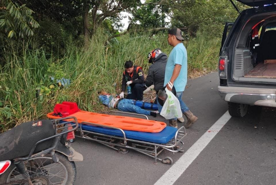Jovén pierde el control y derrapa motocicleta en la Cardel-Poza Rica a la altura de San Isidro