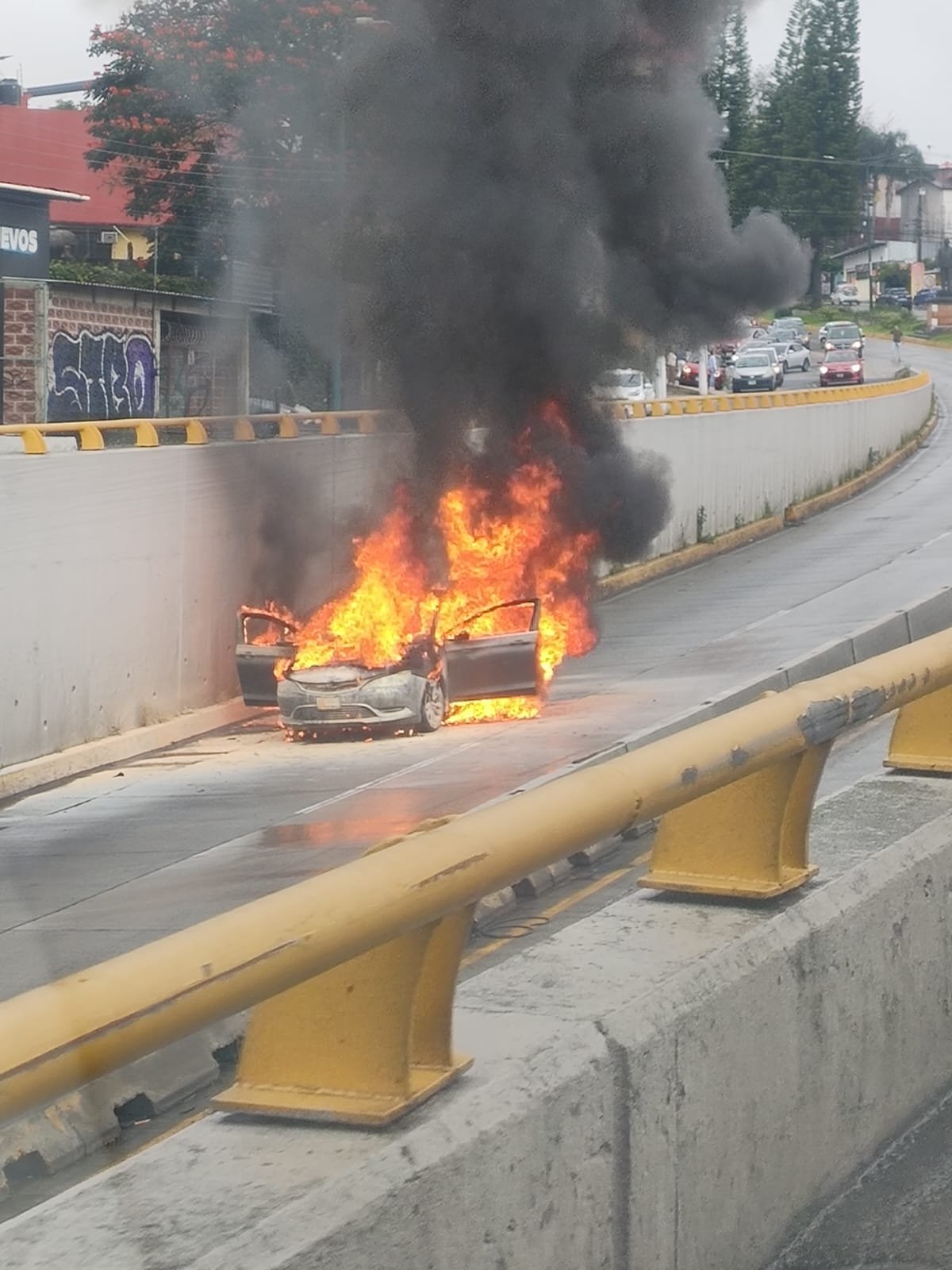 Se incendia automóvil en Xalapa, conductor logra salir ileso