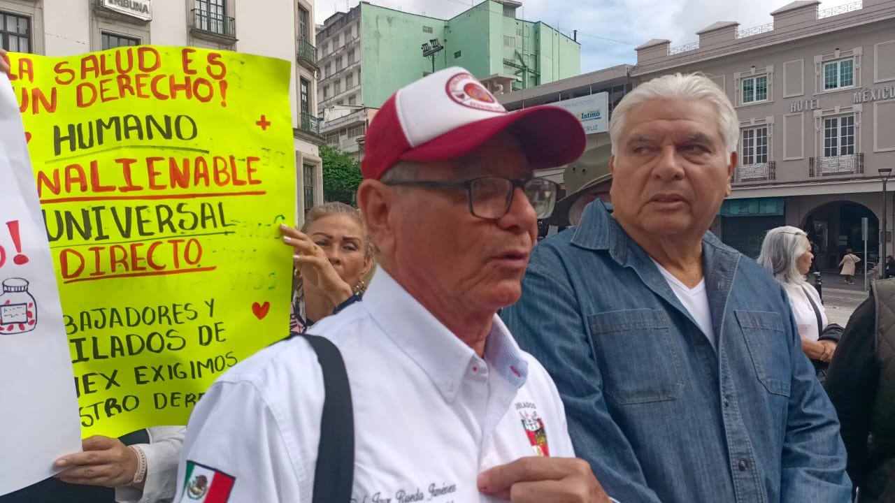 Trabajadores y jubilados de Pemex protestan en Xalapa por suspensión de servicios médicos; reportan 5 mil personas afectadas