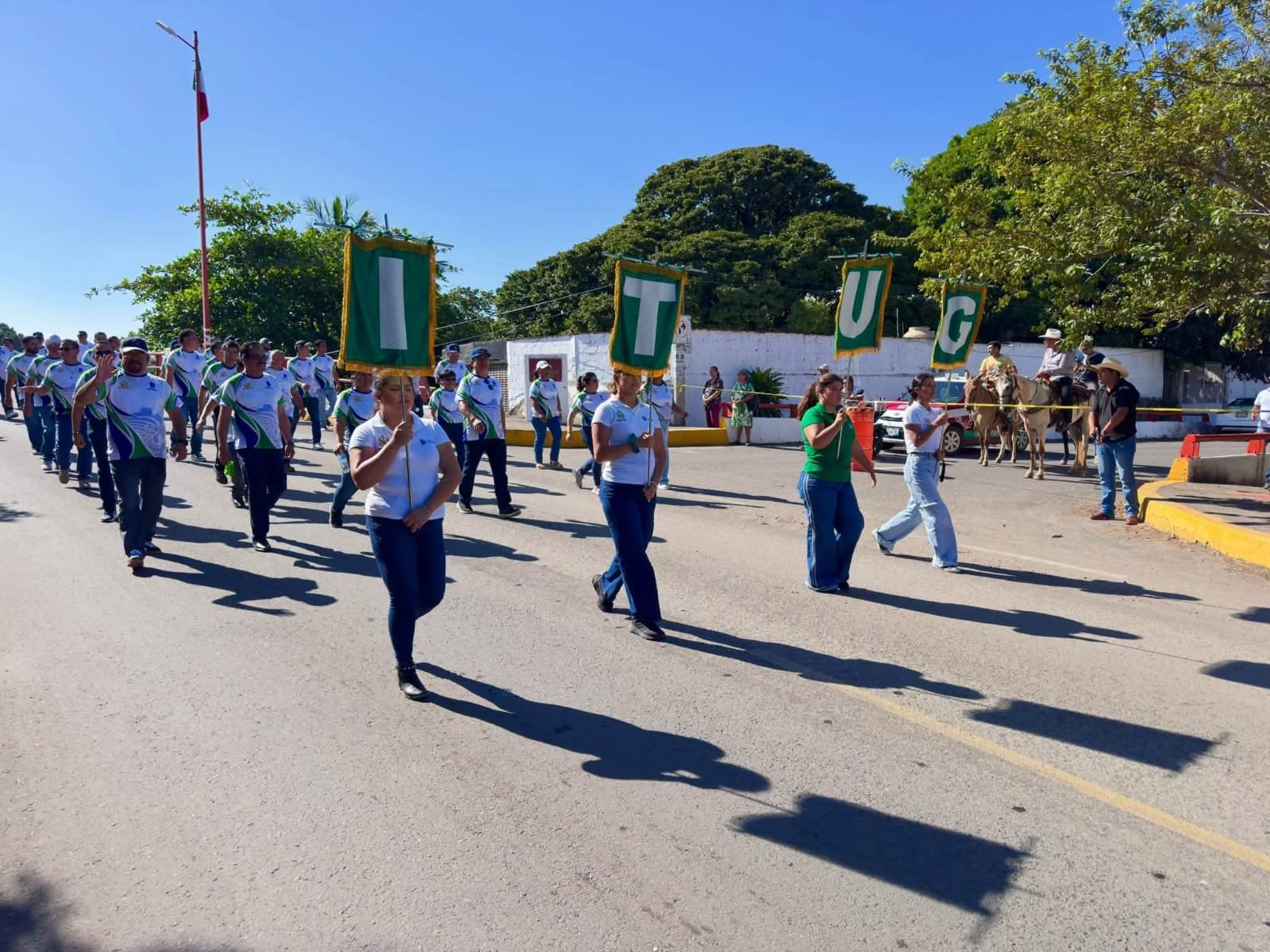 Celebra el Instituto Tecnológico de Úrsulo Galván medio siglo de historia con un festivo desfile conmemorativo