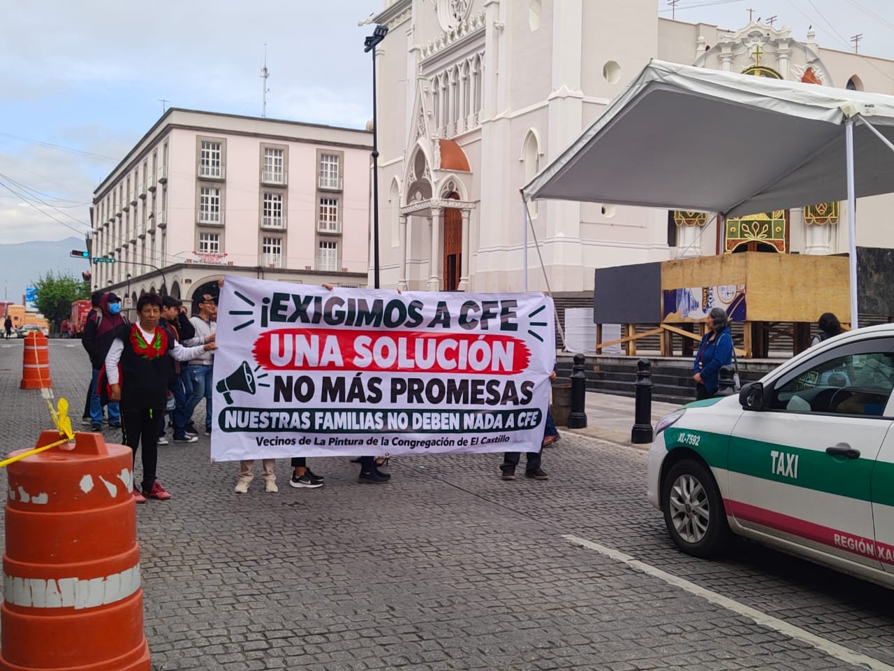 Vecinos de El Castillo bloquean centro de Xalapa; 51 familias exigen electrificación