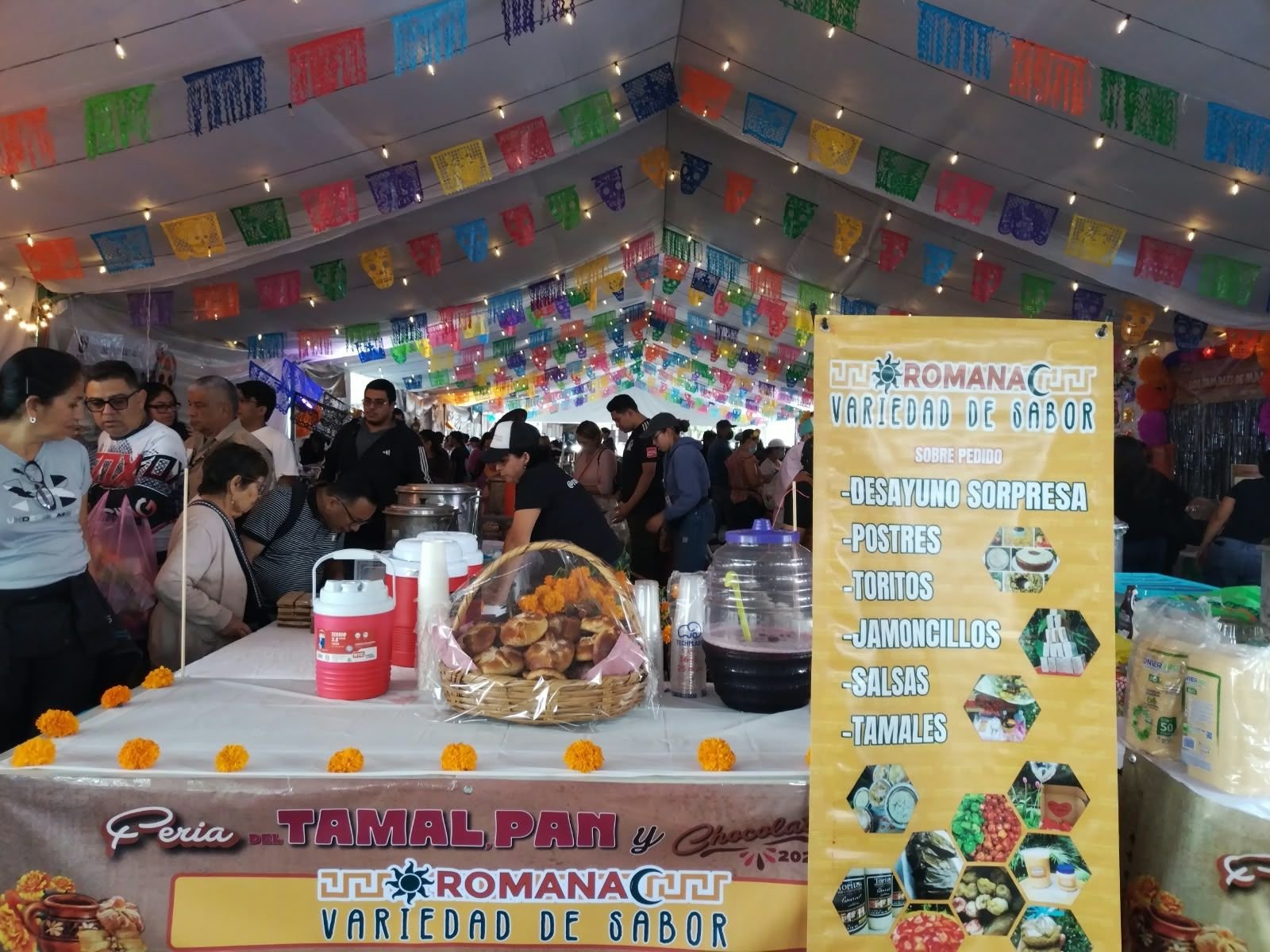 Entre aromas y tradición, visitantes abarrotan la Feria del Tamal, pan y Chocolate en el parque Juárez