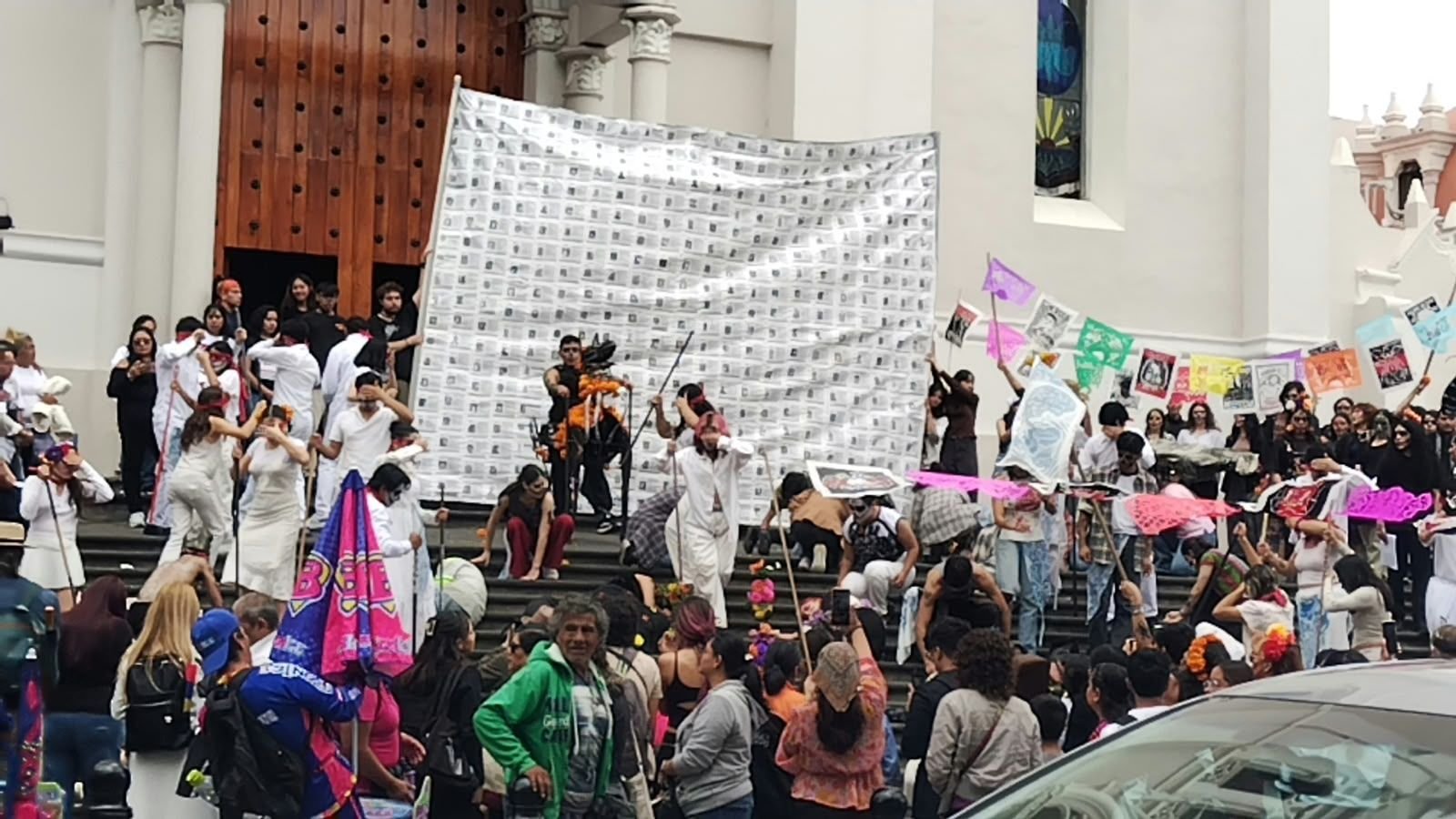 Realizan performance en la Plaza Lerdo de Xalapa para visibilizar la crisis de personas desaparecidas