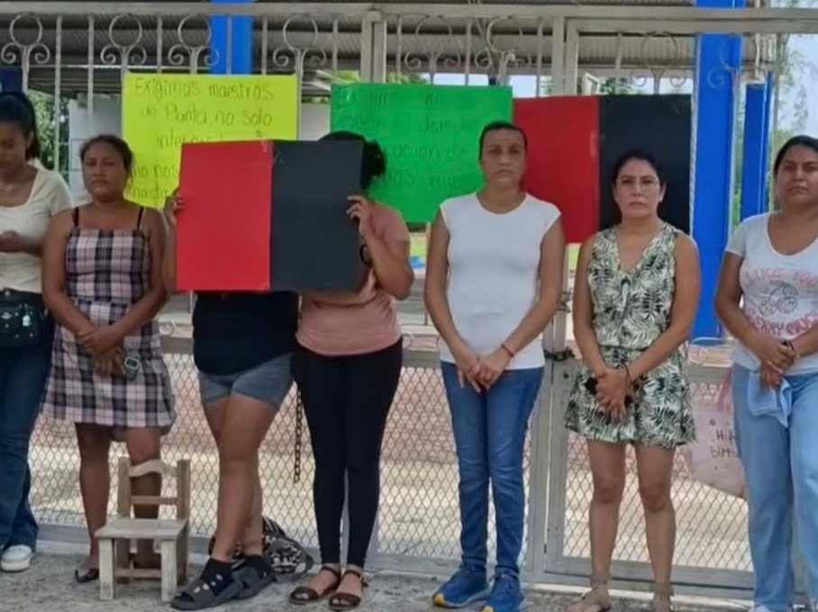 Toman escuela en Real del Oro municipio de Úrsulo Galván denunciando falta de maestros