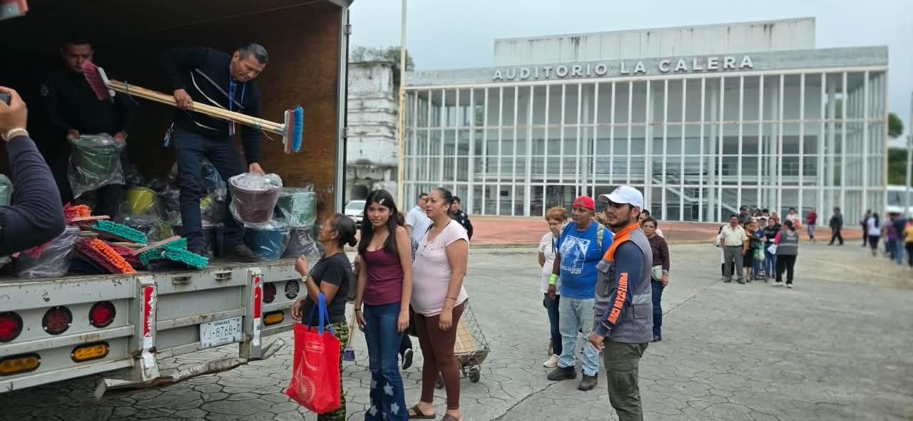 Distribuye Gobierno de Veracruz insumos a familias afectadas por lluvias en Tlaltetela y Banderilla